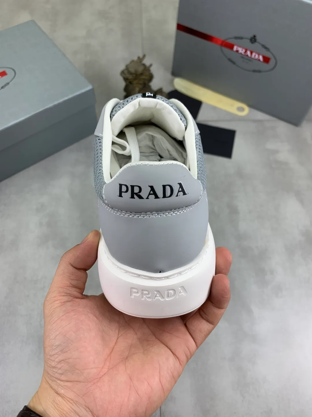 Men's shoes 💰P580💰 [New style] High version official website popular models are on the market, 🆘 Trendy brand (Prada) mainly promotes popular models, avant-garde and versatile fashion men's shoes private version mold opening, cowhide surface splicing 1:1.. Fashionable and simple, original imported cowhide lining cowhide feet; the atmosphere and personality are more fashionable, eye-catching and pursuing class. It will subvert the old idea and be a must-have for fashion trendsetters with you! Must keep it for yourself! Tall and comfortable, large and low, high-end quality workmanship. Size: 38-44 6️⃣colors available.